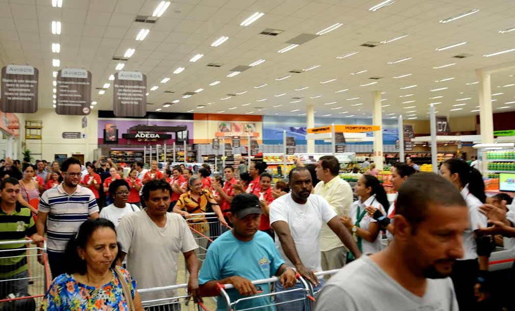Apesar da crise financeira nacional, o consumidor palmense e os turistas não deixaram de comprar os itens da ceia natalina e das festas de confraternização; isso proporcionou ao setor de supermercados na Capital um aumento nas vendas em torno de 14%; também houve crescimento nas vendas do setor calçadista (Foto: José Barbacena) Apesar da crise financeira nacional, o consumidor palmense e os turistas não deixaram de comprar os itens da ceia natalina e das festas de confraternização; isso proporcionou ao setor de supermercados na Capital um aumento nas vendas em torno de 14%; também houve crescimento nas vendas do setor calçadista