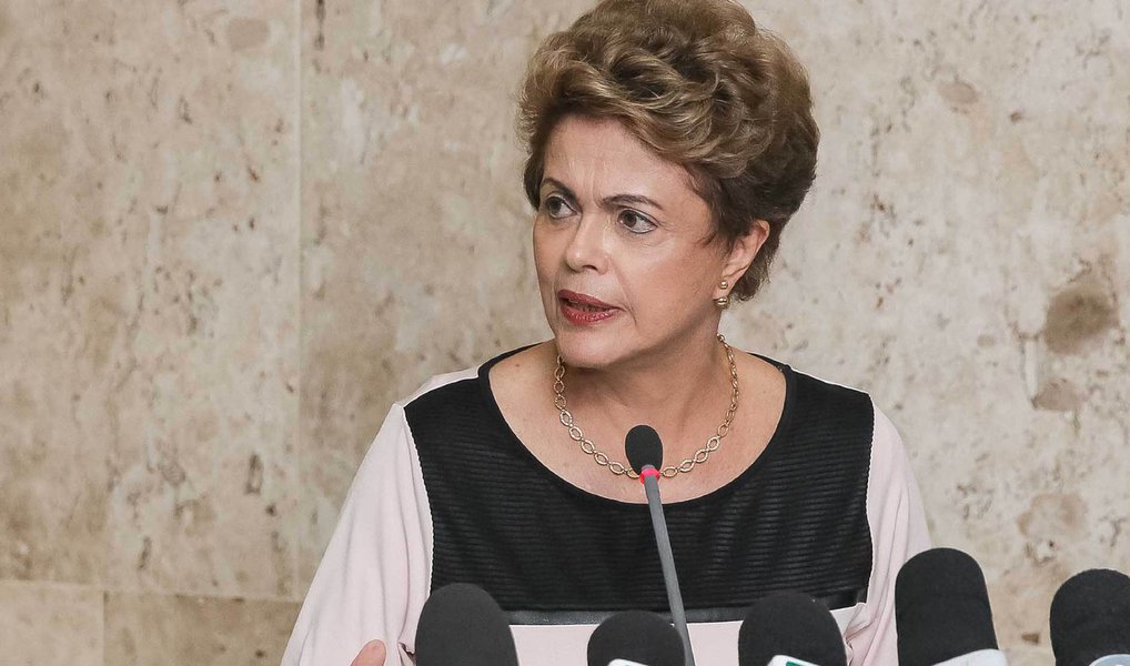 Para o colunista do 247 Alex Solnik, "uma das tarefas da equipe de governo para 2016 é trabalhar para restabelecer a verdade a respeito da presidente Dilma Rousseff que, apesar de ter tido uma educação exemplar, exibir diploma universitário e ter exercido altos cargos governamentais de muita responsabilidade (...), sofre uma campanha infame que tenta rotulá-la de 'burra'"; "Não importa mais discutir como isso começou, cabe combater esse câncer imagético primeiro porque não é verdadeiro e segundo porque ninguém quer ter uma presidente burra e, se a população for informada de que burra ela não é, sua avaliação tende a melhorar e a avaliação popular é crucial para enterrar o impeachment", analisa o jornalista (Foto: Alex Solnik) Para o colunista do 247 Alex Solnik, "uma das tarefas da equipe de governo para 2016 é trabalhar para restabelecer a verdade a respeito da presidente Dilma Rousseff que, apesar de ter tido uma educação exemplar, exibir diploma universitário e ter exercido altos cargos governamentais de muita responsabilidade (...), sofre uma campanha infame que tenta rotulá-la de 'burra'"; "Não importa mais discutir como isso começou, cabe combater esse câncer imagético primeiro porque não é verdadeiro e segundo porque ninguém quer ter uma presidente burra e, se a população for informada de que burra ela não é, sua avaliação tende a melhorar e a avaliação popular é crucial para enterrar o impeachment", analisa o jornalista