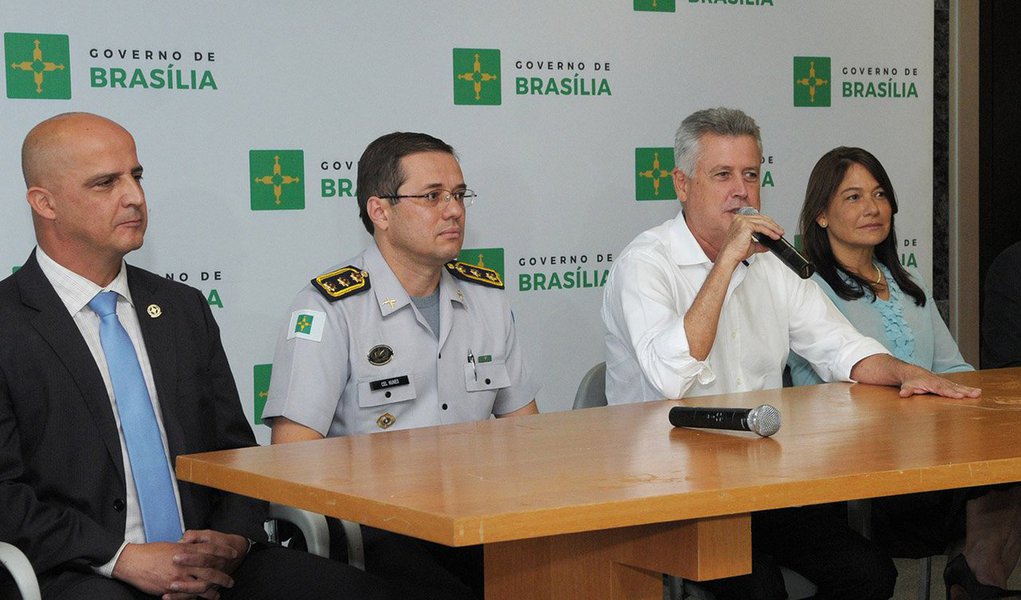 Governador Rodrigo Rollemberg anunciou mudanças na estrutura da segurança pública; assume a liderança da pasta a pernambucana Márcia de Alencar Araújo, que ocupava o cargo de subsecretária de Segurança Cidadã da pasta; para secretário-adjunto, foi nomeado o coronel José Cláudio de Siqueira Carvalho, da subchefia de Operações de Segurança da Casa Militar; a PM-DF também sofreu reestruturações no comando; "Graças à integração das forças de segurança com a sociedade conseguimos avançar na redução dos indicadores de violência em 2015"; disse ele; "Queremos uma polícia cidadã, que seja referência para o Brasil" (Foto: Leonardo Lucena) Governador Rodrigo Rollemberg anunciou mudanças na estrutura da segurança pública; assume a liderança da pasta a pernambucana Márcia de Alencar Araújo, que ocupava o cargo de subsecretária de Segurança Cidadã da pasta; para secretário-adjunto, foi nomeado o coronel José Cláudio de Siqueira Carvalho, da subchefia de Operações de Segurança da Casa Militar; a PM-DF também sofreu reestruturações no comando; "Graças à integração das forças de segurança com a sociedade conseguimos avançar na redução dos indicadores de violência em 2015"; disse ele; "Queremos uma polícia cidadã, que seja referência para o Brasil"