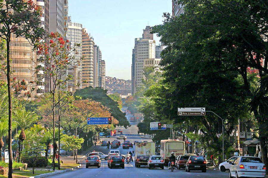 A capital de Minas Gerais ferveu na sexta-feira 16, registrando uma das maiores temperaturas em 105 anos de medição meteorológica regular, segundo o Climatempo; de acordo com o Instituto Nacional de Meteorologia, às 15 horas do dia, o termômetro na estação meteorológica em Santo Agostinho marcou 36,9°C; esta é maior temperatura em 2015 e supera os 36,6°C registrados no dia 25 de setembro (Foto: Gisele Federicce) A capital de Minas Gerais ferveu na sexta-feira 16, registrando uma das maiores temperaturas em 105 anos de medição meteorológica regular, segundo o Climatempo; de acordo com o Instituto Nacional de Meteorologia, às 15 horas do dia, o termômetro na estação meteorológica em Santo Agostinho marcou 36,9°C; esta é maior temperatura em 2015 e supera os 36,6°C registrados no dia 25 de setembro
