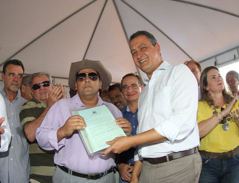 O governador Rui Costa entregou mais 356 unidades do Minha Casa, Minha Vida em Brumado nesta quinta-feira; "É uma satisfação enorme entregar casas para quem precisa. Sei o que é não ter uma casa. Vi amigos terem suas casas soterradas com deslizamento de encostas em Salvador. A partir de hoje, vocês poderão dizer que a casa é de vocês. É um orgulho e uma segurança muito grande para as famílias. Este não é um simples programa habitacional, mas, sim, um programa social. As pessoas vão pagar entre R$ 25 e R$ 80 de prestação por dez anos", disse Rui (Foto: Romulo Faro) O governador Rui Costa entregou mais 356 unidades do Minha Casa, Minha Vida em Brumado nesta quinta-feira; "É uma satisfação enorme entregar casas para quem precisa. Sei o que é não ter uma casa. Vi amigos terem suas casas soterradas com deslizamento de encostas em Salvador. A partir de hoje, vocês poderão dizer que a casa é de vocês. É um orgulho e uma segurança muito grande para as famílias. Este não é um simples programa habitacional, mas, sim, um programa social. As pessoas vão pagar entre R$ 25 e R$ 80 de prestação por dez anos", disse Rui