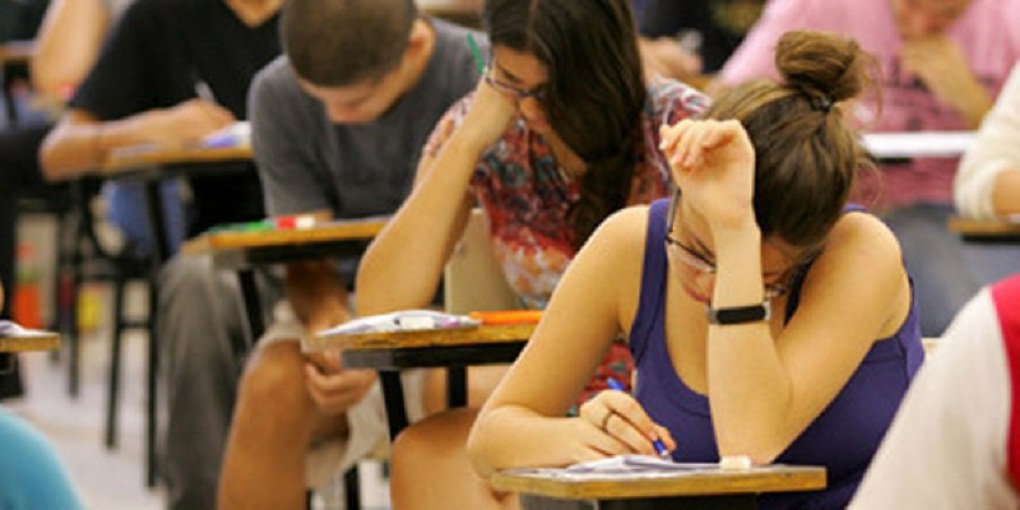 Neste sábado, os estudantes inscritos terão 4h30 para resolver as 90 questões de Ciências Humanas e suas Tecnologias e Ciências da Natureza e suas Tecnologias; até ontem, cerca de 1 milhão de candidatos ainda não tinham acessado o cartão de confirmação do Enem na internet (Foto: José Barbacena) Neste sábado, os estudantes inscritos terão 4h30 para resolver as 90 questões de Ciências Humanas e suas Tecnologias e Ciências da Natureza e suas Tecnologias; até ontem, cerca de 1 milhão de candidatos ainda não tinham acessado o cartão de confirmação do Enem na internet
