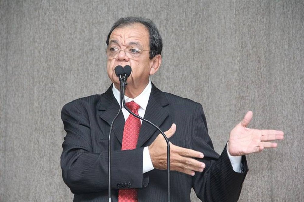 O vereador Bertulino Menezes (PSB) cobrou ontem o cumprimento da promessa de campanha do prefeito João Alves Filho (DEM) de melhorar a iluminação pública de Aracaju; ele destacou que a administração municipal arrecada mensalmente R$ 1,5 milhão com a taxa de iluminação, mas “negligencia” na realização do serviço; “Durante a campanha eleitoral de 2012, João se apresentou como solução, alegando que a falta de iluminação pública aumentava a violência nos bairros da periferia”, lembrou o parlamentar; “O prefeito João Alves lançou um projeto moderno de iluminação a LED, mas priorizou a classe média alta em detrimento da periferia, que sofre mais com a insegurança ampliada pela falta de iluminação pública”, reforçou (Foto: Valter Lima) O vereador Bertulino Menezes (PSB) cobrou ontem o cumprimento da promessa de campanha do prefeito João Alves Filho (DEM) de melhorar a iluminação pública de Aracaju; ele destacou que a administração municipal arrecada mensalmente R$ 1,5 milhão com a taxa de iluminação, mas “negligencia” na realização do serviço; “Durante a campanha eleitoral de 2012, João se apresentou como solução, alegando que a falta de iluminação pública aumentava a violência nos bairros da periferia”, lembrou o parlamentar; “O prefeito João Alves lançou um projeto moderno de iluminação a LED, mas priorizou a classe média alta em detrimento da periferia, que sofre mais com a insegurança ampliada pela falta de iluminação pública”, reforçou