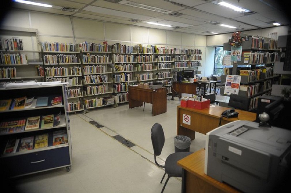 Segundo a presidenta da entidade, Luciana Manta, a prefeitura sucateou o sistema de bibliotecas e transferiu os equipamentos da Secretaria de Cultura para a de Educação, além de extinguir outras; “Caso da Biblioteca de Santa Teresa, que foi extinta de fato, mas que só não fechou as portas pela insistência da Associação de Moradores e Amigos de Santa Teresa (Amast) e pelo apoio do Sindib-RJ no movimento criado na época. Hoje, a biblioteca funciona sem verba, sucateada e sem segurança, já que não existe por ter sido extinta” (Foto: José Barbacena) Segundo a presidenta da entidade, Luciana Manta, a prefeitura sucateou o sistema de bibliotecas e transferiu os equipamentos da Secretaria de Cultura para a de Educação, além de extinguir outras; “Caso da Biblioteca de Santa Teresa, que foi extinta de fato, mas que só não fechou as portas pela insistência da Associação de Moradores e Amigos de Santa Teresa (Amast) e pelo apoio do Sindib-RJ no movimento criado na época. Hoje, a biblioteca funciona sem verba, sucateada e sem segurança, já que não existe por ter sido extinta”