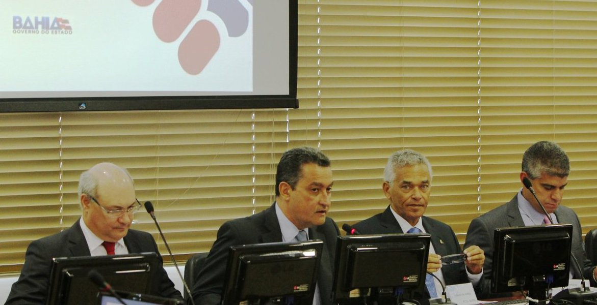 Em reunião do 'Pacto Pela Vida' nesta quarta-feira, o governador Rui Costa disse que vai questionar formalmente a metodologia do Diagnóstico dos Homicídios no Brasil ao ministro da Justiça, José Eduardo Cardozo; o levantamento foi elaborado pela Secretaria Nacional de Segurança Pública, do Ministério da Justiça, e atribui à Bahia a primeira posição entre os estados da federação com maior número absoluto de homicídios no ano de 2014; "Os critérios para que uma ocorrência seja tipificada como morte a esclarecer são claros, mas é nítida a distorção dessa categoria em alguns estados. O que pedimos ao Ministério da Justiça é que seja adotado um critério único para todos os estados", disse Rui (Foto: Romulo Faro) Em reunião do 'Pacto Pela Vida' nesta quarta-feira, o governador Rui Costa disse que vai questionar formalmente a metodologia do Diagnóstico dos Homicídios no Brasil ao ministro da Justiça, José Eduardo Cardozo; o levantamento foi elaborado pela Secretaria Nacional de Segurança Pública, do Ministério da Justiça, e atribui à Bahia a primeira posição entre os estados da federação com maior número absoluto de homicídios no ano de 2014; "Os critérios para que uma ocorrência seja tipificada como morte a esclarecer são claros, mas é nítida a distorção dessa categoria em alguns estados. O que pedimos ao Ministério da Justiça é que seja adotado um critério único para todos os estados", disse Rui