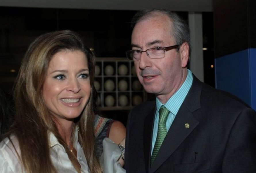 O presidente da Câmara, Eduardo Cunha (PMDB-RJ), afirmou a aliados que pretende fazer uma defesa separada de sua mulher, a jornalista Cláudia Cruz; ele quer contratar para a mulher um advogado diferente do dele — o ex-procurador-geral da República Antonio Fernando Souza (Foto: Valter Lima) O presidente da Câmara, Eduardo Cunha (PMDB-RJ), afirmou a aliados que pretende fazer uma defesa separada de sua mulher, a jornalista Cláudia Cruz; ele quer contratar para a mulher um advogado diferente do dele — o ex-procurador-geral da República Antonio Fernando Souza