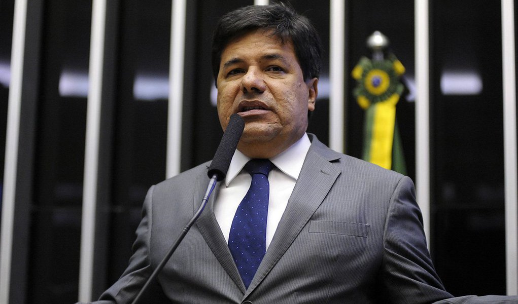 Líder do DEM, deputado Mendonça Filho (PE) criticou o veto da presidente ao reajuste do Bolsa Família na Lei de Diretrizes Orçamentárias (LDO); "A presidente Dilma desmentiu promessas, como a de que não haveria cortes em programas sociais e de que haveria extinção de cargos no governo para redução de despesas. A promessa de cortar cargos ficou só na promessa. Ela insiste em jogar a conta do ajuste para o trabalhador", postou em sua página no Facebook (Foto: Leonardo Lucena) Líder do DEM, deputado Mendonça Filho (PE) criticou o veto da presidente ao reajuste do Bolsa Família na Lei de Diretrizes Orçamentárias (LDO); "A presidente Dilma desmentiu promessas, como a de que não haveria cortes em programas sociais e de que haveria extinção de cargos no governo para redução de despesas. A promessa de cortar cargos ficou só na promessa. Ela insiste em jogar a conta do ajuste para o trabalhador", postou em sua página no Facebook