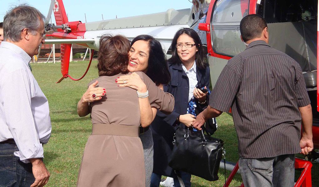 Desde 2011, a primeira-dama, Lu Alckmin, presidente do Fundo Social de Solidariedade de SP, teve helicópteros e jatos do Estado à disposição para 132 deslocamentos em que foi a passageira principal; segundo a colunista Natuza Nery, as viagens foram mais frequentes do que as de todos os secretários de Geraldo Alckmin juntos no período, que somam 76 ocasiões; o governo diz que Dona Lu “desenvolve amplo trabalho voluntário, com agenda transparente” e que empréstimos a terceiros atendem a “interesse público”; o governador tucano também autorizou 36 empréstimos de aeronaves para pessoas de fora da administração paulista, como o ex-premiê britânico Tony Blair e os senadores Aécio Neves (PSDB-MG) e Delcídio do Amaral (PT-MS) (Foto: Roberta Namour) www.brasil247.com - Desde 2011, a primeira-dama, Lu Alckmin, presidente do Fundo Social de Solidariedade de SP, teve helicópteros e jatos do Estado à disposição para 132 deslocamentos em que foi a passageira principal; segundo a colunista Natuza Nery, as viagens foram mais frequentes do que as de todos os secretários de Geraldo Alckmin juntos no período, que somam 76 ocasiões; o governo diz que Dona Lu “desenvolve amplo trabalho voluntário, com agenda transparente” e que empréstimos a terceiros atendem a “interesse público”; o governador tucano também autorizou 36 empréstimos de aeronaves para pessoas de fora da administração paulista, como o ex-premiê britânico Tony Blair e os senadores Aécio Neves (PSDB-MG) e Delcídio do Amaral (PT-MS)