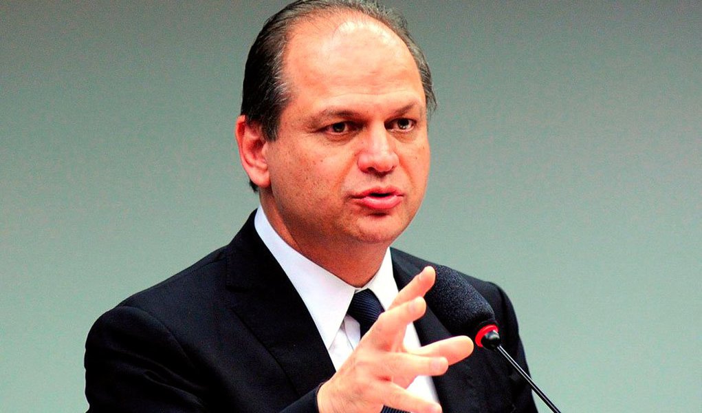 Afirmação é do relator do Orçamento Geral da União (OGU) de 2016, deputado Ricardo Barros (PP-PR); conseguindo desagradar base e oposição com a proposta, além da presidente Dilma Rousseff, Barros também criticou o uso eleitoral do programa ao dizer acha "perfeito, natural" que os parlamentares do PT reajam; "São eles que politicamente se beneficiam da distribuição de recursos do Bolsa Família. As pessoas creditam ao Governo a ajuda financeira mensal. Então, os beneficiados por isso são os que estão mais ligados ao Governo, especialmente, os deputados e senadores do PT", disse (Foto: Paulo Emílio) Afirmação é do relator do Orçamento Geral da União (OGU) de 2016, deputado Ricardo Barros (PP-PR); conseguindo desagradar base e oposição com a proposta, além da presidente Dilma Rousseff, Barros também criticou o uso eleitoral do programa ao dizer acha "perfeito, natural" que os parlamentares do PT reajam; "São eles que politicamente se beneficiam da distribuição de recursos do Bolsa Família. As pessoas creditam ao Governo a ajuda financeira mensal. Então, os beneficiados por isso são os que estão mais ligados ao Governo, especialmente, os deputados e senadores do PT", disse
