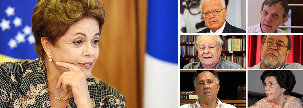 Em manifesto divulgado em encontro de intelectuais organizado pelo Núcleo de Estudos da Violência da USP, grupo classifica o impedimento de Dilma Rousseff como "extraordinário retrocesso" que traria "sérios riscos à constitucionalidade democrática"; "Impeachment foi feito para punir governantes que efetivamente cometeram crimes. A presidente não cometeu qualquer crime", diz o texto; "O que vemos hoje é uma busca sôfrega de um fato ou de uma interpretação jurídica para justificar o impeachment. Como não se encontram fatos, busca-se agora interpretações jurídicas bizarras, nunca antes feitas neste país"; assinam o documento, entre outros, Fábio Konder Comparato, Rogério Cerqueira Leite, Luiz Felipe de Alencastro, André Singer, Fernando Morais e Marilena Chaui (Foto: Roberta Namour) Em manifesto divulgado em encontro de intelectuais organizado pelo Núcleo de Estudos da Violência da USP, grupo classifica o impedimento de Dilma Rousseff como "extraordinário retrocesso" que traria "sérios riscos à constitucionalidade democrática"; "Impeachment foi feito para punir governantes que efetivamente cometeram crimes. A presidente não cometeu qualquer crime", diz o texto; "O que vemos hoje é uma busca sôfrega de um fato ou de uma interpretação jurídica para justificar o impeachment. Como não se encontram fatos, busca-se agora interpretações jurídicas bizarras, nunca antes feitas neste país"; assinam o documento, entre outros, Fábio Konder Comparato, Rogério Cerqueira Leite, Luiz Felipe de Alencastro, André Singer, Fernando Morais e Marilena Chaui