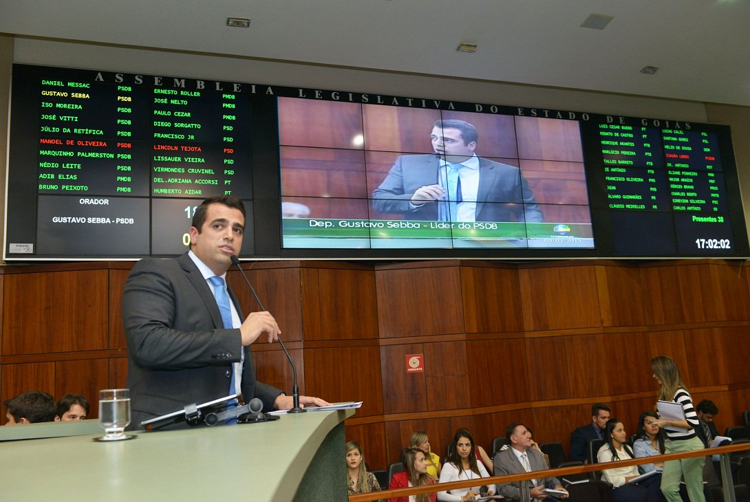 Líder da bancada do PSDB na Assembleia, Gustavo Sebba ocupou a tribuna para defender o vice-governador José Eliton dos ataques proferidos pelos peemedebistas Adib Elias e José Nelto; "José Eliton é um homem sério e bem sucedido, que tem contribuído muito para o governo estadual. O PMDB perdeu cinco eleições sucessivas para governador e está apavorado porque será derrotado mais uma vez pelo PSDB e partidos aliados"; Sebba ainda afirmou que o programa Inova Goiás “é a prova do preparo, da inteligência e da determinação do vice-governador” (Foto: José Barbacena) Líder da bancada do PSDB na Assembleia, Gustavo Sebba ocupou a tribuna para defender o vice-governador José Eliton dos ataques proferidos pelos peemedebistas Adib Elias e José Nelto; "José Eliton é um homem sério e bem sucedido, que tem contribuído muito para o governo estadual. O PMDB perdeu cinco eleições sucessivas para governador e está apavorado porque será derrotado mais uma vez pelo PSDB e partidos aliados"; Sebba ainda afirmou que o programa Inova Goiás “é a prova do preparo, da inteligência e da determinação do vice-governador”