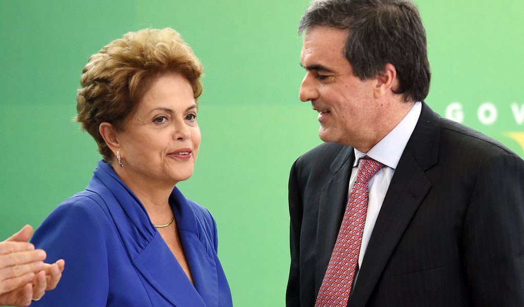 Segundo a colunista Mônica Bergamo, a presidente Dilma Rousseff já disse a Lula, e a outros interlocutores, que "entregar" a cabeça do ministro da Justiça, José Eduardo Cardozo, como defende o PT, seria entregar o comando de seu governo de uma vez por todas; no Instituto Lula, a tese do ex-presidente contra Cardozo é tratada como ‘folclore’ (Foto: Roberta Namour) Segundo a colunista Mônica Bergamo, a presidente Dilma Rousseff já disse a Lula, e a outros interlocutores, que "entregar" a cabeça do ministro da Justiça, José Eduardo Cardozo, como defende o PT, seria entregar o comando de seu governo de uma vez por todas; no Instituto Lula, a tese do ex-presidente contra Cardozo é tratada como ‘folclore’