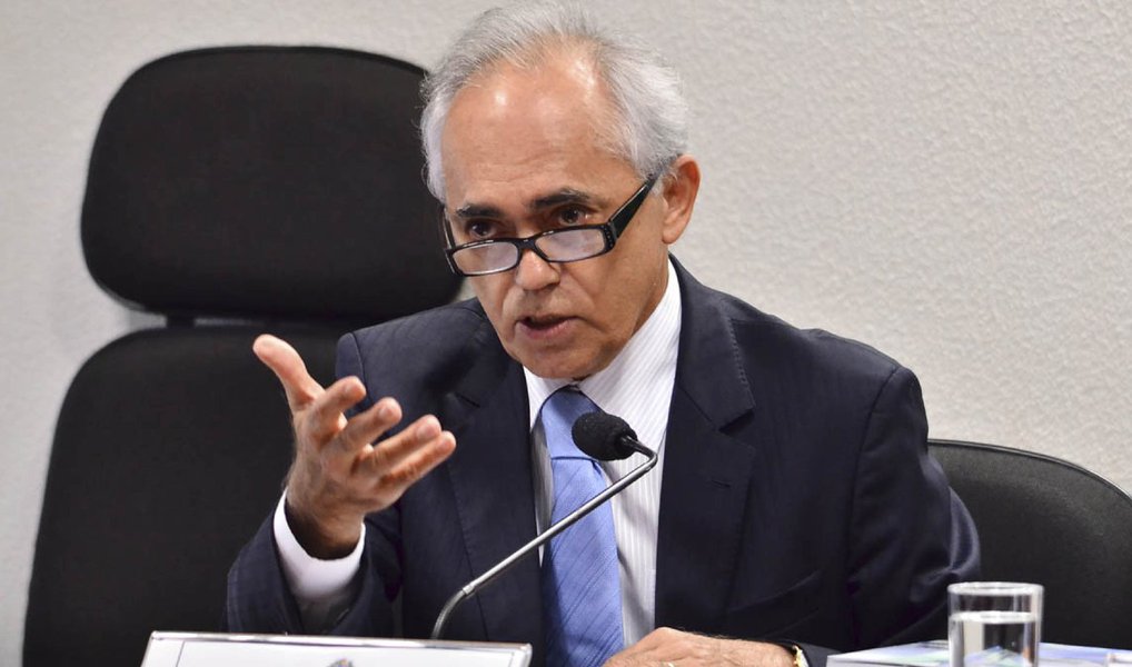 Ministro Raimundo Carreiro, do Tribunal de Contas da União, pediu abertura de processo para investigar se o governo praticou as chamadas 'pedaladas fiscais' também em 2015; ele acatou representação do MP na semana passada e, nesta quarta-feira, determinou à área técnica do TCU que inspecione o Tesouro Nacional, o Banco Central e o Ministério das Cidades, além de três instituições financeiras controladas pela União (Caixa, BNDES e Banco do Brasil) (Foto: Gisele Federicce) Ministro Raimundo Carreiro, do Tribunal de Contas da União, pediu abertura de processo para investigar se o governo praticou as chamadas 'pedaladas fiscais' também em 2015; ele acatou representação do MP na semana passada e, nesta quarta-feira, determinou à área técnica do TCU que inspecione o Tesouro Nacional, o Banco Central e o Ministério das Cidades, além de três instituições financeiras controladas pela União (Caixa, BNDES e Banco do Brasil)