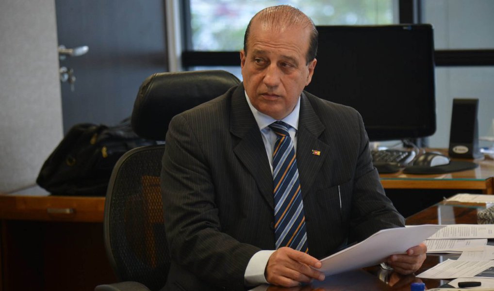 A Justiça Federal de Brasília decidiu enviar ao Supremo Tribunal Federal nesta segunda (19) a petição do Ministério Público Federal que aponta indícios de que o ministro do Tribunal de Contas da União, Augusto Nardes, recebeu recursos de uma das principais empresas investigadas na Operação Zelotes; a investigação da Polícia Federal apura suspeitas de fraudes no Carf, conselho vinculado ao Ministério da Fazenda que julga recursos de empresas multadas pela Receita Federal; a decisão de envio ao STF foi assinada pela juíza substituta da 10ª Vara Federal de Brasília, Célia Regina Ody Bernardes (Foto: Valter Lima) A Justiça Federal de Brasília decidiu enviar ao Supremo Tribunal Federal nesta segunda (19) a petição do Ministério Público Federal que aponta indícios de que o ministro do Tribunal de Contas da União, Augusto Nardes, recebeu recursos de uma das principais empresas investigadas na Operação Zelotes; a investigação da Polícia Federal apura suspeitas de fraudes no Carf, conselho vinculado ao Ministério da Fazenda que julga recursos de empresas multadas pela Receita Federal; a decisão de envio ao STF foi assinada pela juíza substituta da 10ª Vara Federal de Brasília, Célia Regina Ody Bernardes