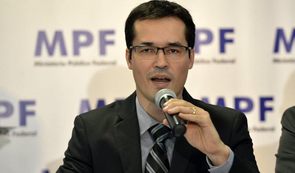 "Nós precisamos mudar esse sistema, é para isso que existem essas medidas propostas, para mudar as condições que hoje favorecem a corrupção", afirma o procurador Deltan Dallagnol, em defesa do projeto de lei de iniciativa popular chamado "10 Medidas Contra a Corrupção" (Foto: Roberta Namour) "Nós precisamos mudar esse sistema, é para isso que existem essas medidas propostas, para mudar as condições que hoje favorecem a corrupção", afirma o procurador Deltan Dallagnol, em defesa do projeto de lei de iniciativa popular chamado "10 Medidas Contra a Corrupção"