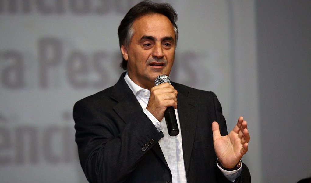 Prefeito de João Pessoa, Luciano Cartaxo, que rompeu com o PT há um mês para se filiar ao PSD, disse que "existe uma rejeição forte à legenda no setor empresarial, na classe média e na relação com alguns partidos políticos"; segundo ele, o partido seria um empecilho para 2016: “teríamos uma dificuldade maior em formar alianças em torno de uma candidatura do centralizada no PT, por conta da rejeição ao partido" (Foto: Roberta Namour) Prefeito de João Pessoa, Luciano Cartaxo, que rompeu com o PT há um mês para se filiar ao PSD, disse que "existe uma rejeição forte à legenda no setor empresarial, na classe média e na relação com alguns partidos políticos"; segundo ele, o partido seria um empecilho para 2016: “teríamos uma dificuldade maior em formar alianças em torno de uma candidatura do centralizada no PT, por conta da rejeição ao partido"