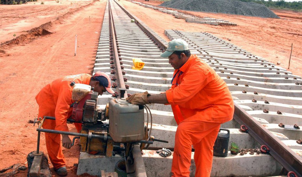 Depois de um ano ruim para o setor, com escândalos e falta de verbas, investimentos em infraestrutura devem continuar paralisados em 2016, em decorrência da falta de recursos da União; 300 mil postos de trabalho já foram fechados; apesar disso, governo prevê concessões de rodovias e ferrovias e arrendamentos de portos pelo Programa de Investimento em Logística (PIL), além da continuação do PAC (Foto: Gisele Federicce) Depois de um ano ruim para o setor, com escândalos e falta de verbas, investimentos em infraestrutura devem continuar paralisados em 2016, em decorrência da falta de recursos da União; 300 mil postos de trabalho já foram fechados; apesar disso, governo prevê concessões de rodovias e ferrovias e arrendamentos de portos pelo Programa de Investimento em Logística (PIL), além da continuação do PAC