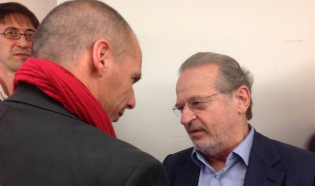 Após assistir conferência do economista Yanis Varoufakis, ex-ministro grego das Finanças no primeiro governo de Alexis Tsipras, o ex-governador Tarso Genro o convidou para visitar o Brasil e “transmitir sua experiência”; durante quase duas horas o ex-ministro da Grécia defendeu, para um auditório lotado, a mudança de modelo da União Europeia; “A soberania política foi substituída pela soberania do consumidor”, disse o economista; Tarso Genro está em Portugal para uma série de atividades políticas como convidado internacional (Foto: Voney Malta) Após assistir conferência do economista Yanis Varoufakis, ex-ministro grego das Finanças no primeiro governo de Alexis Tsipras, o ex-governador Tarso Genro o convidou para visitar o Brasil e “transmitir sua experiência”; durante quase duas horas o ex-ministro da Grécia defendeu, para um auditório lotado, a mudança de modelo da União Europeia; “A soberania política foi substituída pela soberania do consumidor”, disse o economista; Tarso Genro está em Portugal para uma série de atividades políticas como convidado internacional