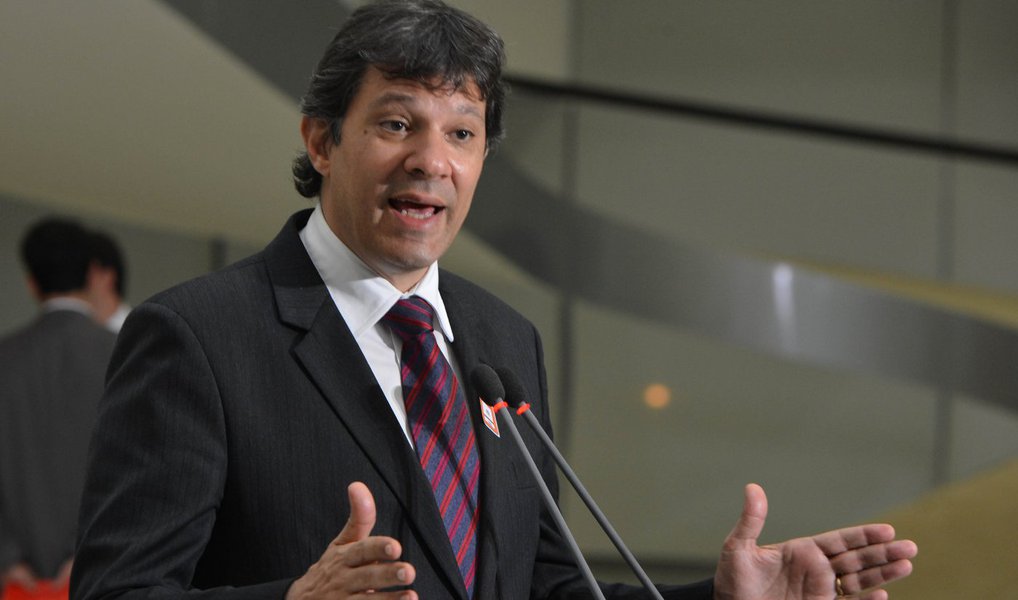 Prefeito Fernando Haddad (PT) sancionou nesta terça-feira, 6, a lei para o atendimento de passageiros de táxis por meio de aplicativos ou internet; os interessados em oferecer serviço aos usuários de táxi por meio de aplicativos deverão atender as exigências do poder público municipal e se cadastrar no Departamento de Transporte Público (DTP); Haddad também reajustou a multa para o veículo que transportar individualmente passageiros sem permissão, como o caso do Uber; quem for flagrado receberá multa no valor de R$ 4.500 e terá o veículo apreendido (Foto: Aquiles Lins) Prefeito Fernando Haddad (PT) sancionou nesta terça-feira, 6, a lei para o atendimento de passageiros de táxis por meio de aplicativos ou internet; os interessados em oferecer serviço aos usuários de táxi por meio de aplicativos deverão atender as exigências do poder público municipal e se cadastrar no Departamento de Transporte Público (DTP); Haddad também reajustou a multa para o veículo que transportar individualmente passageiros sem permissão, como o caso do Uber; quem for flagrado receberá multa no valor de R$ 4.500 e terá o veículo apreendido