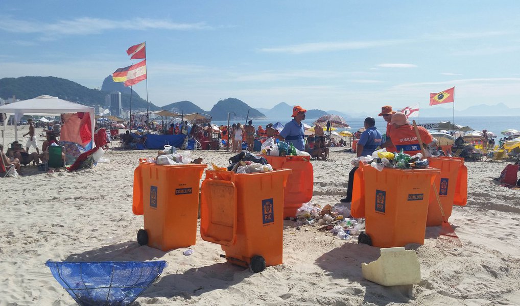Companhia Municipal de Limpeza Urbana (Comlurb) recolheu na manhã desta sexta-feira 694,2 toneladas de lixo em todos os pontos de festa após o réveillon no Rio de Janeiro; apenas na orla de Copacabana foram removidas 363,5 toneladas; desde as 6 horas de hoje, 3.358 garis e 344 profissionais de limpeza trabalhavam na limpeza da cidade; apesar dos 1.455 contêineres instalados, houve trabalho para o recolhimento de garrafas, embalagens e outros itens (Foto: José Barbacena) Companhia Municipal de Limpeza Urbana (Comlurb) recolheu na manhã desta sexta-feira 694,2 toneladas de lixo em todos os pontos de festa após o réveillon no Rio de Janeiro; apenas na orla de Copacabana foram removidas 363,5 toneladas; desde as 6 horas de hoje, 3.358 garis e 344 profissionais de limpeza trabalhavam na limpeza da cidade; apesar dos 1.455 contêineres instalados, houve trabalho para o recolhimento de garrafas, embalagens e outros itens