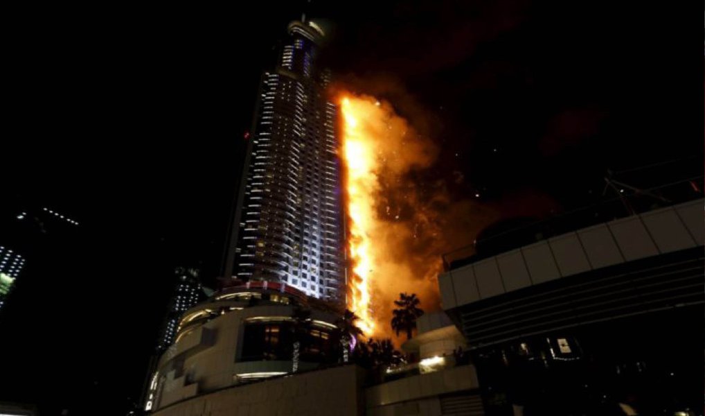 Um incêndio de grandes proporções começou no hotel de luxo Adress Downtown, em Dubai, segundo a polícia local; o hotel fica próximo ao Burj Khalifa, o edifício mais alto do mundo; o gabinete de imprensa do governo do Emirado de Dubai informou sobre o incêndio na rede social Twitter, e disse que autoridades já estão no local para garantir "uma resposta rápida e segura" (Foto: Leonardo Lucena) Um incêndio de grandes proporções começou no hotel de luxo Adress Downtown, em Dubai, segundo a polícia local; o hotel fica próximo ao Burj Khalifa, o edifício mais alto do mundo; o gabinete de imprensa do governo do Emirado de Dubai informou sobre o incêndio na rede social Twitter, e disse que autoridades já estão no local para garantir "uma resposta rápida e segura"