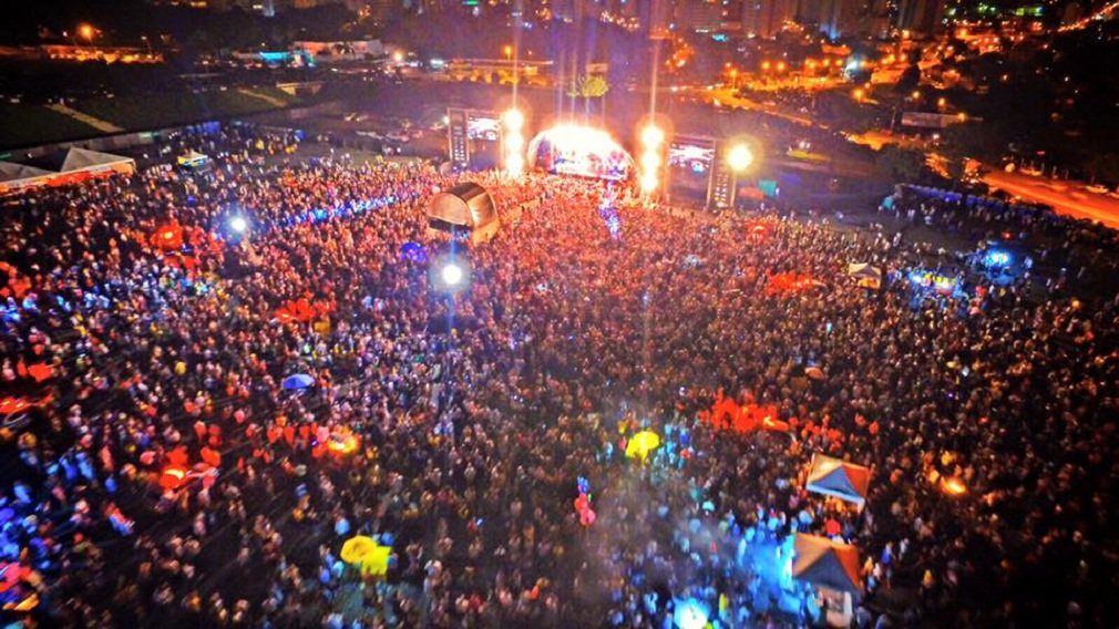 Festa do Revéillon, organizada pelo governo estadual, reuniu cerca de 80 mil pessoas no estacionamento do estádio Serra Dourada; atrações musicais embalaram a festa e goianos curtiram o principal show da virada, comandado pelos cantores Leonardo e Eduardo Costa (Foto: José Barbacena) Festa do Revéillon, organizada pelo governo estadual, reuniu cerca de 80 mil pessoas no estacionamento do estádio Serra Dourada; atrações musicais embalaram a festa e goianos curtiram o principal show da virada, comandado pelos cantores Leonardo e Eduardo Costa