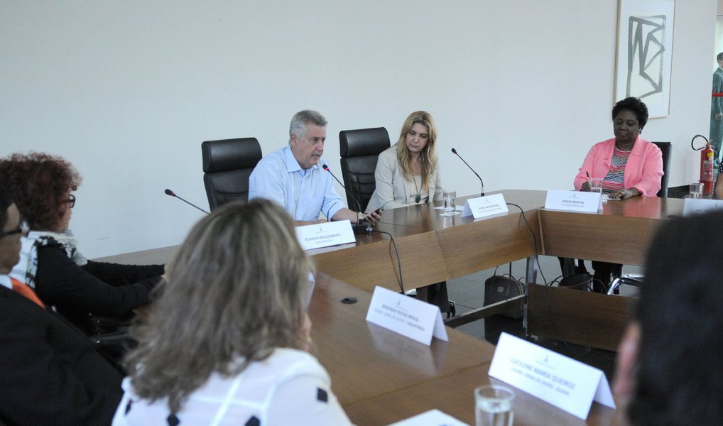 Governador Rodrigo Rollemberg recebeu titulares das 15 coordenações regionais de saúde do DF e diretores dos 16 hospitais que compõem a rede pública para discutir soluções para o setor; "O que me preocupa é a dificuldade de atendimento, especialmente a quem tem urgência", pontuou; secretária-adjunta de Saúde, Eliene Berg diz que há "pontos críticos", como superlotação nos prontos-socorros e fechamento das portas, mas afirmou que "a fase do caos já foi superada"; capacitação de profissionais, restruturação de pessoal e maior regulamentação do abastecimento das farmácias são alguma ações discutidas (Foto: Leonardo Lucena) Governador Rodrigo Rollemberg recebeu titulares das 15 coordenações regionais de saúde do DF e diretores dos 16 hospitais que compõem a rede pública para discutir soluções para o setor; "O que me preocupa é a dificuldade de atendimento, especialmente a quem tem urgência", pontuou; secretária-adjunta de Saúde, Eliene Berg diz que há "pontos críticos", como superlotação nos prontos-socorros e fechamento das portas, mas afirmou que "a fase do caos já foi superada"; capacitação de profissionais, restruturação de pessoal e maior regulamentação do abastecimento das farmácias são alguma ações discutidas