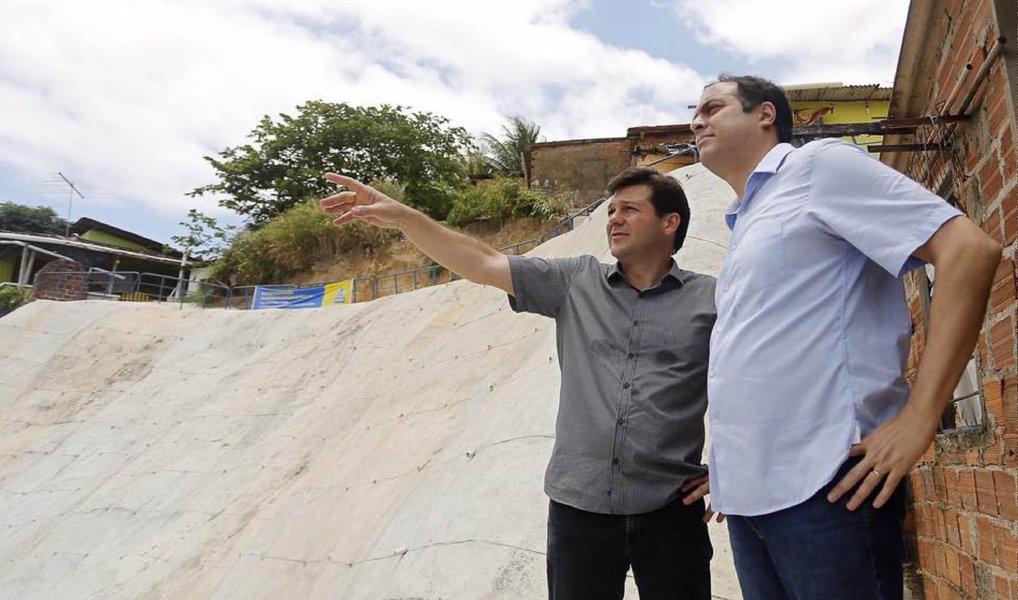 Filiados ao mesmo partido, o PSB, o governador Paulo Câmara e o prefeito do Recife, Geraldo Júlio, também participam da entrega de obras; ambos estavam juntos na capital durante a inauguração da contenção da encosta no Córrego do Joaquim, no bairro de Nova Descoberta, que custou R$ 245 mil e vai beneficiar cerca de 11 mil famílias; recurso utilizado faz parte do Programa Aceleração do Crescimento de Encostas (PAC Encostas) (Foto: Voney Malta) Filiados ao mesmo partido, o PSB, o governador Paulo Câmara e o prefeito do Recife, Geraldo Júlio, também participam da entrega de obras; ambos estavam juntos na capital durante a inauguração da contenção da encosta no Córrego do Joaquim, no bairro de Nova Descoberta, que custou R$ 245 mil e vai beneficiar cerca de 11 mil famílias; recurso utilizado faz parte do Programa Aceleração do Crescimento de Encostas (PAC Encostas)
