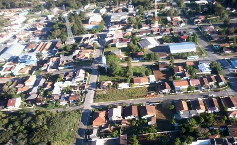 O Instituto Meteorológico Simepar informou que as fortes chuvas que atingem o Paraná devem continuar nesta quinta-feira (22); segundo o último boletim da Defesa Civil estadual, 14 municípios do estado foram atingidos pelo temporal, que prejudicou 1.349 pessoas e danificou 271 residências; os números são referentes ao temporal de terça (20) e quarta-feira (21) (Foto: Leonardo Lucena) O Instituto Meteorológico Simepar informou que as fortes chuvas que atingem o Paraná devem continuar nesta quinta-feira (22); segundo o último boletim da Defesa Civil estadual, 14 municípios do estado foram atingidos pelo temporal, que prejudicou 1.349 pessoas e danificou 271 residências; os números são referentes ao temporal de terça (20) e quarta-feira (21)