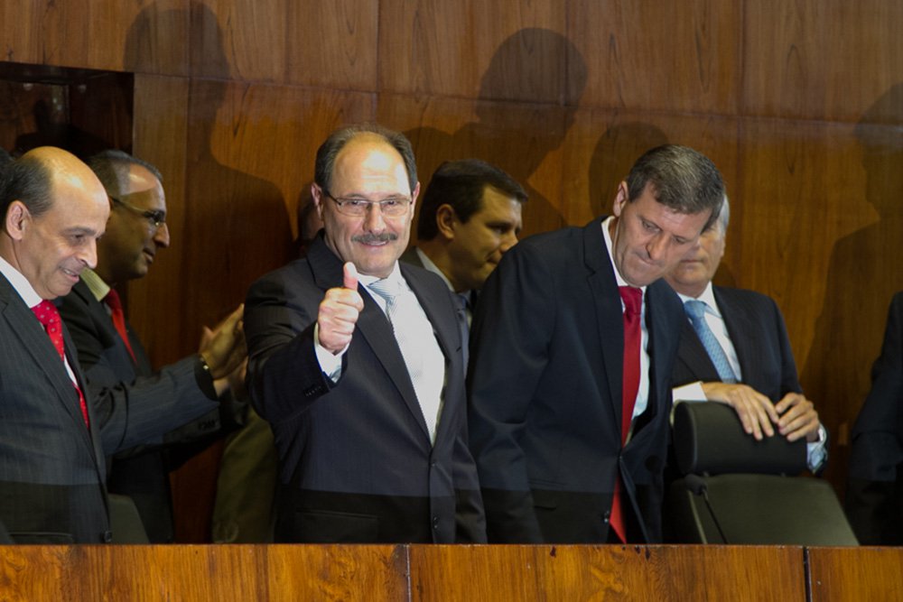 O primeiro ano do governo José Ivo Sartori (PMDB) foi marcado por cortes no orçamento em áreas essenciais, como saúde, educação e segurança, pelo parcelamento de salários e pelo aumento do ICMS; ao assumir o mandato, ele já adiantava como pretendia governar. A promessa, no entanto, era cortar apenas os "gastos ruins"; "Queremos cortar os gastos ruins, desnecessários e supérfluos. Mas gastar nas pessoas não é gasto, é investimento", disse Sartori no discurso de posse na Assembleia Legislativa, em 1º de janeiro (Foto: Leonardo Lucena) O primeiro ano do governo José Ivo Sartori (PMDB) foi marcado por cortes no orçamento em áreas essenciais, como saúde, educação e segurança, pelo parcelamento de salários e pelo aumento do ICMS; ao assumir o mandato, ele já adiantava como pretendia governar. A promessa, no entanto, era cortar apenas os "gastos ruins"; "Queremos cortar os gastos ruins, desnecessários e supérfluos. Mas gastar nas pessoas não é gasto, é investimento", disse Sartori no discurso de posse na Assembleia Legislativa, em 1º de janeiro