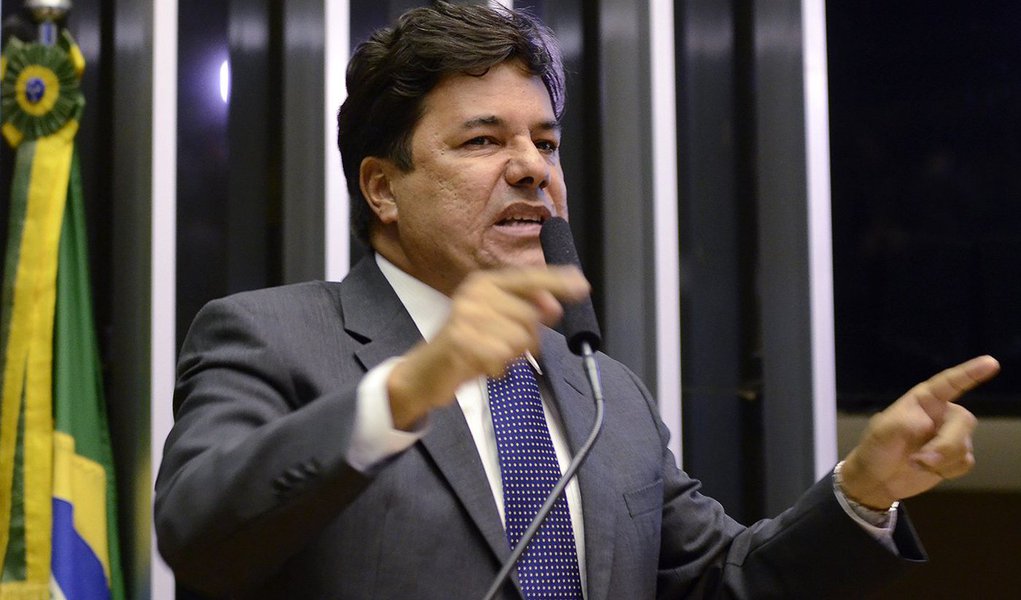 Deputado federal Mendonça Filho (DEM-PE) continua batendo na presidente Dilma; pelo Facebook, o parlamentar disse que "o efeito mais perverso da crise econômica deve rondar o Brasil pelos próximos anos. Dilma nos colocou numa crise profunda e dá claro sinais que não possui liderança para nos retirar dela"; "Em 2015 algumas medidas poderiam ter sido tomadas, como enxugar a máquina pública, modernizar nossa infraestrutura, simplificar as regras tributárias, diminuição da burocracia, investir na qualidade da educação, mas o Governo ficou imóvel. O País está parado" (Foto: Leonardo Lucena) Deputado federal Mendonça Filho (DEM-PE) continua batendo na presidente Dilma; pelo Facebook, o parlamentar disse que "o efeito mais perverso da crise econômica deve rondar o Brasil pelos próximos anos. Dilma nos colocou numa crise profunda e dá claro sinais que não possui liderança para nos retirar dela"; "Em 2015 algumas medidas poderiam ter sido tomadas, como enxugar a máquina pública, modernizar nossa infraestrutura, simplificar as regras tributárias, diminuição da burocracia, investir na qualidade da educação, mas o Governo ficou imóvel. O País está parado"