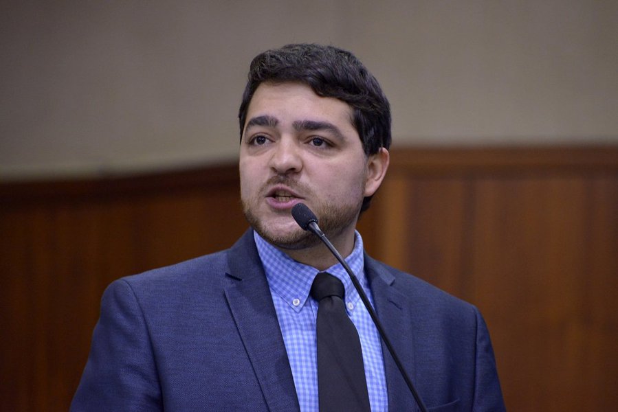 Lei exigirá que os proprietários dos postos mantenham, de maneira legível e em local visível ao consumidor, o resultado do cálculo percentual entre ambos os preços (etanol e gasolina) para auxiliar a decisão dos motoristas de veículos flex antes do abastecimento; descumprimento das exigências acarretarão em multa prevista no Código de Defesa do Consumidor; “Podemos ficar mais atentos à essas mudanças de preços injustificados que oneram a qualidade de vida do trabalhador. Os cidadãos goianos ganham com isto. Ganham com transparência e ainda podem cobrar o reconhecimento dos seus direitos”, declarou o autor da lei, deputado Henrique Arantes (PTB) (Foto: Realle Palazzo-Martini) Lei exigirá que os proprietários dos postos mantenham, de maneira legível e em local visível ao consumidor, o resultado do cálculo percentual entre ambos os preços (etanol e gasolina) para auxiliar a decisão dos motoristas de veículos flex antes do abastecimento; descumprimento das exigências acarretarão em multa prevista no Código de Defesa do Consumidor; “Podemos ficar mais atentos à essas mudanças de preços injustificados que oneram a qualidade de vida do trabalhador. Os cidadãos goianos ganham com isto. Ganham com transparência e ainda podem cobrar o reconhecimento dos seus direitos”, declarou o autor da lei, deputado Henrique Arantes (PTB)