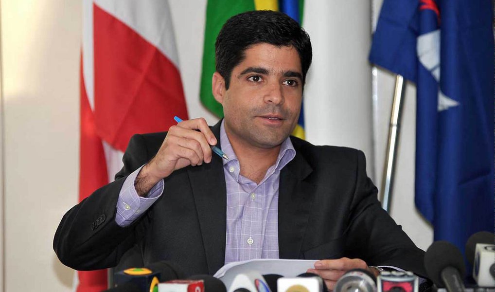 Ao fazer um balanço de 2015, o prefeito de Salvador afirmou que a prefeitura bateu “todos os recordes de aplicação de recursos na área social, mais de 18% na saúde e mais de 27,5% na educação. Isso significa R$ 260 milhões a mais do que seria obrigação legal nas duas áreas sociais mais importantes da cidade”; ACM Neto informou que pretende conter R$ 1,5 bilhão em 2016, para enfrentar a crise econômica, mas garantiu a execução de obras iniciadas em seu governo; segundo o gestor, os maiores projetos a serem inciados neste ano são o Hospital Municipal, o Conjunto Cidade de Plástico e o Conjunto Habitacional Barro Branco" (Foto: Leonardo Lucena) Ao fazer um balanço de 2015, o prefeito de Salvador afirmou que a prefeitura bateu “todos os recordes de aplicação de recursos na área social, mais de 18% na saúde e mais de 27,5% na educação. Isso significa R$ 260 milhões a mais do que seria obrigação legal nas duas áreas sociais mais importantes da cidade”; ACM Neto informou que pretende conter R$ 1,5 bilhão em 2016, para enfrentar a crise econômica, mas garantiu a execução de obras iniciadas em seu governo; segundo o gestor, os maiores projetos a serem inciados neste ano são o Hospital Municipal, o Conjunto Cidade de Plástico e o Conjunto Habitacional Barro Branco"