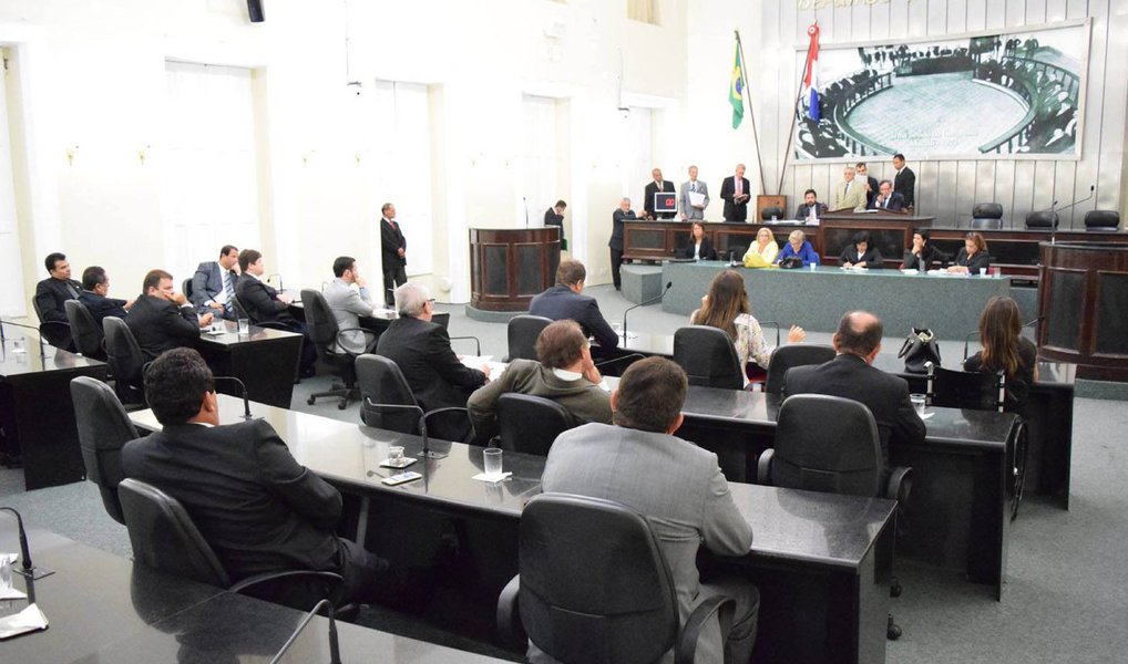 A peça orçamentária do exercício financeiro de 2016 deve ser apreciado pelo parlamento alagoano apenas depois do dia 20 de janeiro; o governo estimou a receita e fixou as despesas para os próximos meses na ordem de mais de R$ 8 bilhões; justificativa dos deputados é de que aguardam os novos cálculos que os técnicos do governo do estado realizam em toda a peça orçamentária, visto que os aposentados e pensionistas dos Poderes serão assistidos pelo AL Previdência; além disso, com a queda de receita há expectativa de que o Tribunal de Justiça (TJ), Ministério Público, Tribunal de Contas e a Assembleia Legislativa sofram uma redução de R$ 121 milhões na previsão dos repasses do Poder Executivo (Foto: Voney Malta) A peça orçamentária do exercício financeiro de 2016 deve ser apreciado pelo parlamento alagoano apenas depois do dia 20 de janeiro; o governo estimou a receita e fixou as despesas para os próximos meses na ordem de mais de R$ 8 bilhões; justificativa dos deputados é de que aguardam os novos cálculos que os técnicos do governo do estado realizam em toda a peça orçamentária, visto que os aposentados e pensionistas dos Poderes serão assistidos pelo AL Previdência; além disso, com a queda de receita há expectativa de que o Tribunal de Justiça (TJ), Ministério Público, Tribunal de Contas e a Assembleia Legislativa sofram uma redução de R$ 121 milhões na previsão dos repasses do Poder Executivo