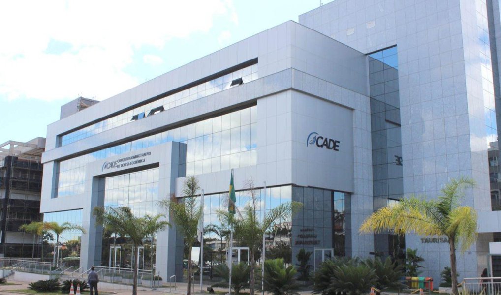O Conselho Administrativo de Defesa Econômica (Cade) vai investigar indícios de condutas anticompetitivas por parte dos Correios; a Superintendência-Geral do órgão considerou que determinadas condutas específicas por parte da empresa configuram indícios de condutas anticompetitivas vedadas pela Lei de Defesa da Concorrência; com a instauração do processo administrativo, após apresentação da defesa dos Correios, a superintendência emitirá parecer opinando pela condenação ou pelo arquivamento do processo; o caso será julgado pelo Tribunal do Cade (Foto: Leonardo Lucena) O Conselho Administrativo de Defesa Econômica (Cade) vai investigar indícios de condutas anticompetitivas por parte dos Correios; a Superintendência-Geral do órgão considerou que determinadas condutas específicas por parte da empresa configuram indícios de condutas anticompetitivas vedadas pela Lei de Defesa da Concorrência; com a instauração do processo administrativo, após apresentação da defesa dos Correios, a superintendência emitirá parecer opinando pela condenação ou pelo arquivamento do processo; o caso será julgado pelo Tribunal do Cade