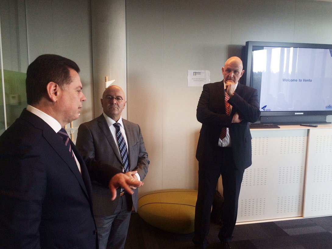 Governador abriu nesta segunda-feira a agenda da Missão Europa na Holanda com visita técnica ao Greenport Venlo, um dos maiores parques agroindustriais e logísticos da Europa, localizado na cidade Horst aan de Maas; Marconi e os demais integrantes da delegação de Goiás conheceram as instalações, os detalhes de operação e a tecnologia embarcada no complexo, com o objetivo de replicar o modelo em Anápolis; Holanda é hoje o principal destino das exportações de Goiás; mais de 80% da produção goiana endereçada à Europa chega via o porto de Roterdã (Foto: José Barbacena) Governador abriu nesta segunda-feira a agenda da Missão Europa na Holanda com visita técnica ao Greenport Venlo, um dos maiores parques agroindustriais e logísticos da Europa, localizado na cidade Horst aan de Maas; Marconi e os demais integrantes da delegação de Goiás conheceram as instalações, os detalhes de operação e a tecnologia embarcada no complexo, com o objetivo de replicar o modelo em Anápolis; Holanda é hoje o principal destino das exportações de Goiás; mais de 80% da produção goiana endereçada à Europa chega via o porto de Roterdã