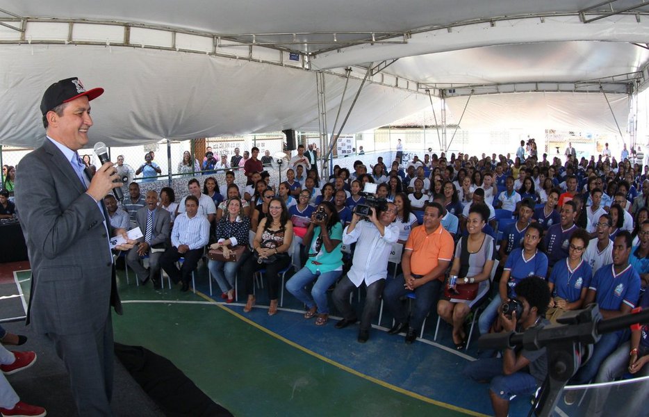A menos de uma semana do Exame Nacional do Ensino Médio (Enem), estudantes da rede estadual de ensino participaram de um 'aulão' preparatório para a prova na sede do Colégio Estadual Ruth Pacheco, no bairro de Nova Sussuarana, em Salvador, nesta segunda-feira; incentivador da educação como fator de transformação social, o governador Rui Costa acompanhou o evento ao lado dos alunos; "A estrutura física é importante, porém mais importante que a estrutura é a dedicação e a paixão de alunos e professores em busca do conhecimento. Tenho muito claro que é dentro da escola que estamos construindo o nosso futuro, um estado melhor, um país muito melhor", disse Rui (Foto: Romulo Faro) A menos de uma semana do Exame Nacional do Ensino Médio (Enem), estudantes da rede estadual de ensino participaram de um 'aulão' preparatório para a prova na sede do Colégio Estadual Ruth Pacheco, no bairro de Nova Sussuarana, em Salvador, nesta segunda-feira; incentivador da educação como fator de transformação social, o governador Rui Costa acompanhou o evento ao lado dos alunos; "A estrutura física é importante, porém mais importante que a estrutura é a dedicação e a paixão de alunos e professores em busca do conhecimento. Tenho muito claro que é dentro da escola que estamos construindo o nosso futuro, um estado melhor, um país muito melhor", disse Rui