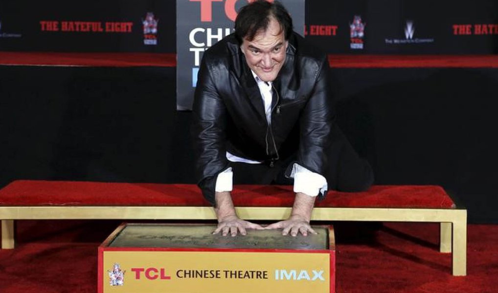 Um tempestade torrencial não foi capaz de deter o diretor Quentin Tarantino, que deixou as marcas de suas mãos e pés no cimento do histórico Teatro Chinês, em Hollywood; "Eu quis colocar minhas mãos é pés no pátio do Teatro Chinês bem antes de eu sequer ter uma carreira, então isso é algo que eu quis fazer por toda minha vida", disse o diretor (Foto: Gisele Federicce) Um tempestade torrencial não foi capaz de deter o diretor Quentin Tarantino, que deixou as marcas de suas mãos e pés no cimento do histórico Teatro Chinês, em Hollywood; "Eu quis colocar minhas mãos é pés no pátio do Teatro Chinês bem antes de eu sequer ter uma carreira, então isso é algo que eu quis fazer por toda minha vida", disse o diretor