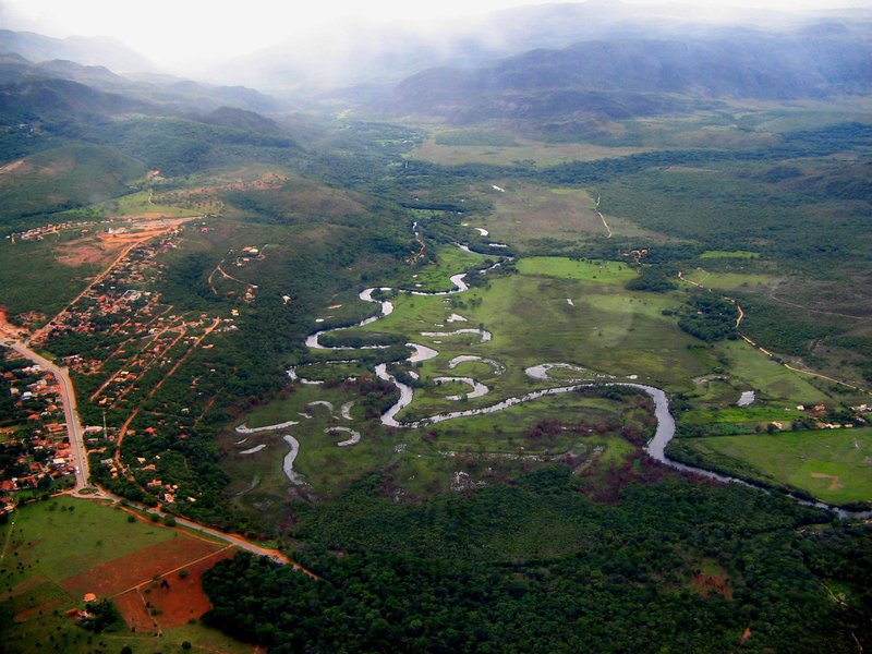 Visando acabar com todos os focos de incêndio que ocorrem na vegetação do Parque Nacional da Serra do Cipó, a administração decidiu fechar local nos próximos dias; Segundo o chefe do parque, Flávio Cerezo, o objetivo é conter os incêndios e evitar acidentes em pontos turísticos do local, além de proteger a vegetação natural; "A brigada voluntária combateu o fogo que chegou muito perto do Canyon das Bandeirinhas, que é um local muito visitado, na tarde de ontem (segunda-feira). Como não estamos tendo como atender aos visitantes, porque precisamos focar no combate ao incêndio florestal, fechamos o parque hoje (terça-feira)" (Foto: Luis Mauro Queiroz) Visando acabar com todos os focos de incêndio que ocorrem na vegetação do Parque Nacional da Serra do Cipó, a administração decidiu fechar local nos próximos dias; Segundo o chefe do parque, Flávio Cerezo, o objetivo é conter os incêndios e evitar acidentes em pontos turísticos do local, além de proteger a vegetação natural; "A brigada voluntária combateu o fogo que chegou muito perto do Canyon das Bandeirinhas, que é um local muito visitado, na tarde de ontem (segunda-feira). Como não estamos tendo como atender aos visitantes, porque precisamos focar no combate ao incêndio florestal, fechamos o parque hoje (terça-feira)"