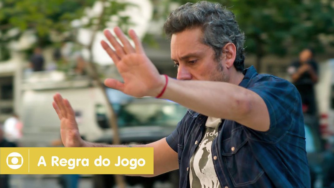 "Gigante da mídia cativa os telespectadores com novelas vazias e comentários ineptos no noticiário", escreve a jornalista brasileira Vanessa Barbara, que utilizou sua coluna no jornal norte-americano The New York Times para criticar a Rede Globo; "Assistir à Globo significa se acostumar a chavões e fórmulas cansadas: muitos textos de notícias incluem pequenos trocadilhos no final ou uma futilidade dita por um transeunte", diz (Foto: Gisele Federicce) "Gigante da mídia cativa os telespectadores com novelas vazias e comentários ineptos no noticiário", escreve a jornalista brasileira Vanessa Barbara, que utilizou sua coluna no jornal norte-americano The New York Times para criticar a Rede Globo; "Assistir à Globo significa se acostumar a chavões e fórmulas cansadas: muitos textos de notícias incluem pequenos trocadilhos no final ou uma futilidade dita por um transeunte", diz