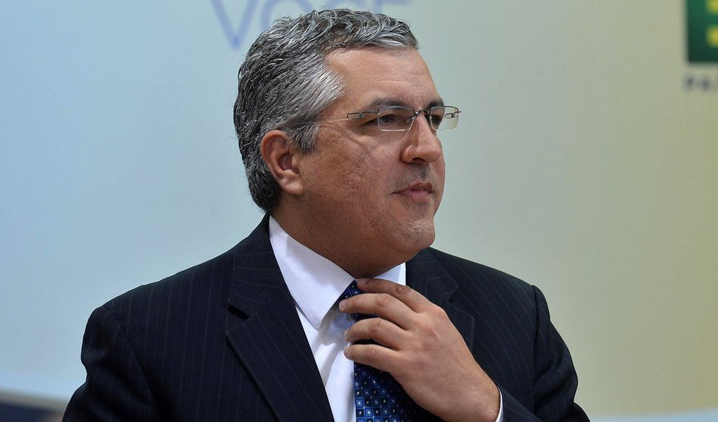 Em delação premiada, o entregador de dinheiro do doleiro Alberto Youssef, Carlos Alexandre de Souza Rocha, o Ceará, afirmou que o ex-ministro da Saúde e atual secretário de Saúde da prefeitura de São Paulo, Alexandre Padilha, iria ficar com uma parte do laboratório Labogen, usado pelo doleiro para tentar fraudar contratos milionários da Pasta em 2013; o ex-ministro classificou como "absurda e irresponsável qualquer tentativa, por meio de um vazamento seletivo baseado no 'ouvi dizer'" (Foto: Leonardo Lucena) Em delação premiada, o entregador de dinheiro do doleiro Alberto Youssef, Carlos Alexandre de Souza Rocha, o Ceará, afirmou que o ex-ministro da Saúde e atual secretário de Saúde da prefeitura de São Paulo, Alexandre Padilha, iria ficar com uma parte do laboratório Labogen, usado pelo doleiro para tentar fraudar contratos milionários da Pasta em 2013; o ex-ministro classificou como "absurda e irresponsável qualquer tentativa, por meio de um vazamento seletivo baseado no 'ouvi dizer'"