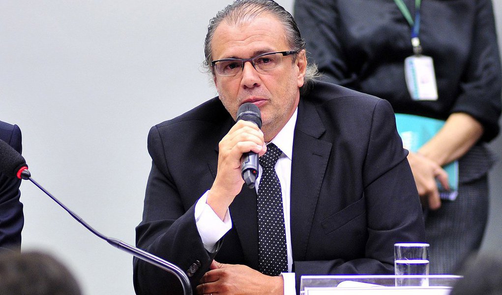 Segundo o colunista Ancelmo Gois, a Receita Federal vai cobrar dos delatores da Lava Jato o Imposto de Renda sobre os valores devolvidos; Pedro Barusco, por exemplo, que topou devolver quase US$ 100 milhões, terá, em tese, de pagar ao Leão mais uns 50% desse valor - somando IR e multa (Foto: Roberta Namour) Segundo o colunista Ancelmo Gois, a Receita Federal vai cobrar dos delatores da Lava Jato o Imposto de Renda sobre os valores devolvidos; Pedro Barusco, por exemplo, que topou devolver quase US$ 100 milhões, terá, em tese, de pagar ao Leão mais uns 50% desse valor - somando IR e multa