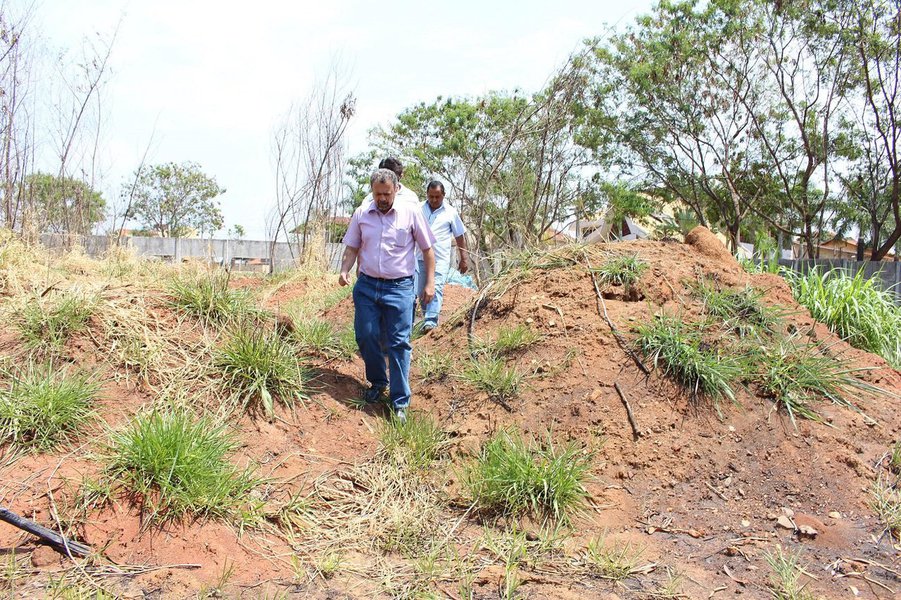 Construtoras não cumpriram o prazo de dois anos para iniciar a obra, seguindo critérios técnicos estabelecidos por lei; maioria das áreas fica no Jardim Goiás; entre os donos dos terrenos, estão Lourival Louza Júnior, do Grupo Flamboyant, e Orca Construtora e Incorporadora, do senador Wilder Morais; presidente da CEI, o vereador Elias Vaz (PSB) diz que a decisão é uma prova de que o trabalho da Comissão resulta em medidas práticas para coibir construções ilegais na cidade; "Demonstra que a CEI não vai terminar em pizza. Essa ação da prefeitura, a pedido da Comissão, vai impedir a construção irregular de quase dois mil apartamentos em Goiânia", confirma (Foto: Realle Palazzo-Martini) Construtoras não cumpriram o prazo de dois anos para iniciar a obra, seguindo critérios técnicos estabelecidos por lei; maioria das áreas fica no Jardim Goiás; entre os donos dos terrenos, estão Lourival Louza Júnior, do Grupo Flamboyant, e Orca Construtora e Incorporadora, do senador Wilder Morais; presidente da CEI, o vereador Elias Vaz (PSB) diz que a decisão é uma prova de que o trabalho da Comissão resulta em medidas práticas para coibir construções ilegais na cidade; "Demonstra que a CEI não vai terminar em pizza. Essa ação da prefeitura, a pedido da Comissão, vai impedir a construção irregular de quase dois mil apartamentos em Goiânia", confirma