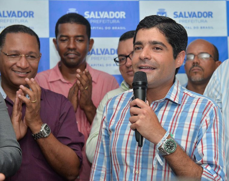 O prefeito ACM Neto entregou nesta quinta-feira o Centro de Saúde Sete de Abril, o 116º recuperado em sua gestão desde 2013, e reafirmou que "a saúde, assim como a Educação", é "prioridade" no município e que fará o máximo para preservar os investimentos nessas áreas este ano, mesmo com a crise econômica que assola o País; "Serão entregues até o fim deste ano mais 34 unidades básicas de saúde entre novas construções, recuperações e ampliações, mais quatro UPAs, dois novos Multicentros de Saúde na Carlos Gomes e na Liberdade, além de iniciar a construção do primeiro hospital municipal de Salvador" (Foto: Romulo Faro) O prefeito ACM Neto entregou nesta quinta-feira o Centro de Saúde Sete de Abril, o 116º recuperado em sua gestão desde 2013, e reafirmou que "a saúde, assim como a Educação", é "prioridade" no município e que fará o máximo para preservar os investimentos nessas áreas este ano, mesmo com a crise econômica que assola o País; "Serão entregues até o fim deste ano mais 34 unidades básicas de saúde entre novas construções, recuperações e ampliações, mais quatro UPAs, dois novos Multicentros de Saúde na Carlos Gomes e na Liberdade, além de iniciar a construção do primeiro hospital municipal de Salvador"