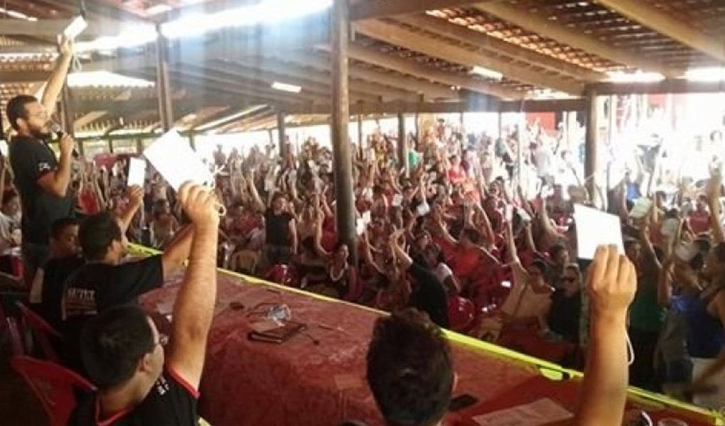 Professores filiados ao Sindicato dos Trabalhadores em Educação de Palmas (Sintet) decidiram em assembleia manter a greve; categoria decidiu apresentar nesta segunda-feira, 19, contraproposta à Prefeitura de Palmas; segundo o presidente do Sintet Palmas, Joelson Pereira, entre as propostas feitas pela gestão do prefeito Carlos Amastha (PSB), os professores não aceitaram quatro pontos referentes ao cumprimento integral do PCCR, pagamento do abono de 1/3 de férias, revisão da modulação e revogação do projeto Salas Integradas; expectativa é realizar nova assembleia já com a resposta da prefeitura às reivindicações (Foto: Aquiles Lins) Professores filiados ao Sindicato dos Trabalhadores em Educação de Palmas (Sintet) decidiram em assembleia manter a greve; categoria decidiu apresentar nesta segunda-feira, 19, contraproposta à Prefeitura de Palmas; segundo o presidente do Sintet Palmas, Joelson Pereira, entre as propostas feitas pela gestão do prefeito Carlos Amastha (PSB), os professores não aceitaram quatro pontos referentes ao cumprimento integral do PCCR, pagamento do abono de 1/3 de férias, revisão da modulação e revogação do projeto Salas Integradas; expectativa é realizar nova assembleia já com a resposta da prefeitura às reivindicações
