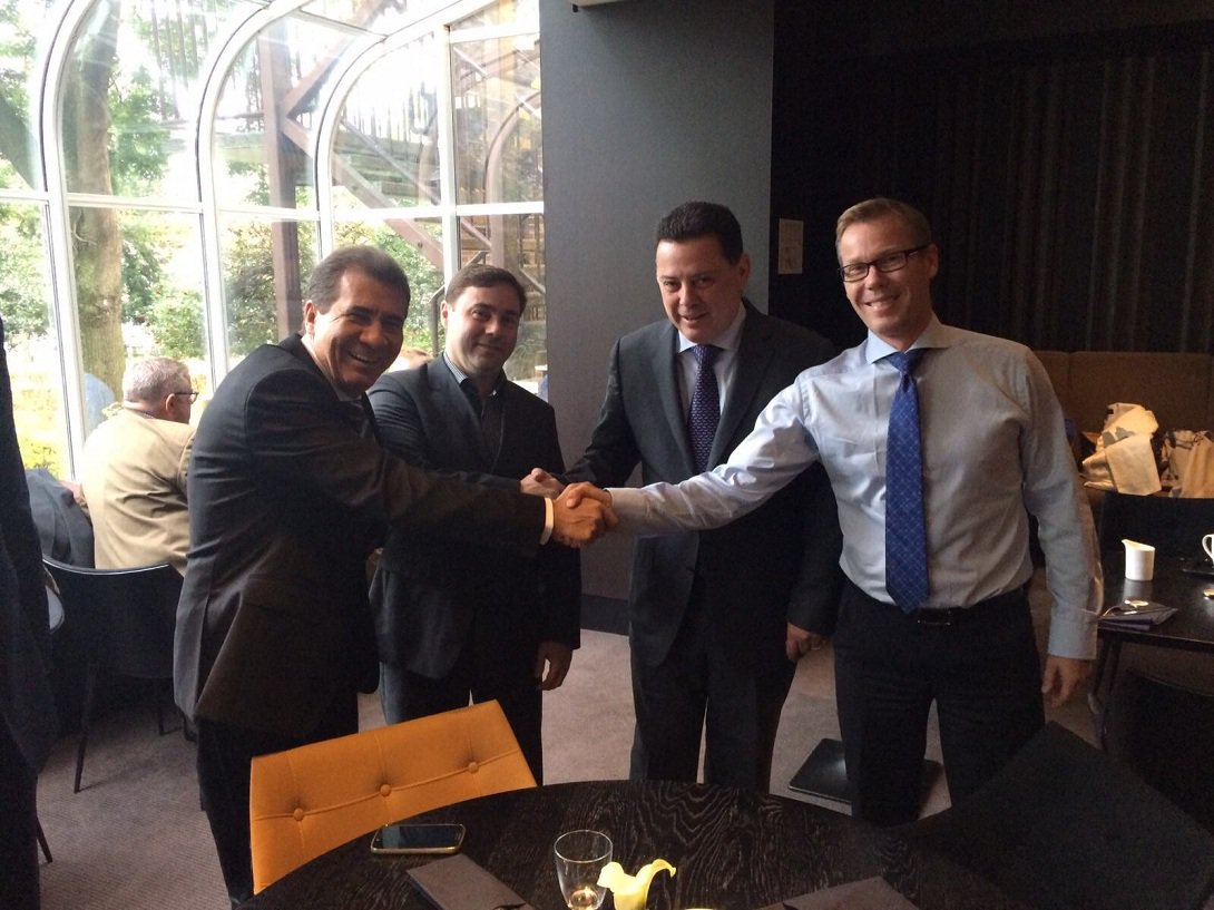 A gigante belga do setor farmacoquímico Gerresheimer anunciou nesta sexta-feira, durante reunião dos empresários da empresa Wellington Lentini e Jens Christian Friis com o governador Marconi Perillo, em Bruxelas, a implantação de uma nova fábrica de grande porte em Anápolis; companhia vai investir R$ 180 milhões na construção e operação da planta em Goiás, em duas fases; Gerresheimer é empresa líder mundial na produção e fornecimento de embalagens para o setor farmacêutico, com produtos especiais em vidro e plástico; prefeito de Anápolis, João Gomes (PT), também estava presente na reunião e comemorou a chegada de investimentos para a cidade (Foto: José Barbacena) A gigante belga do setor farmacoquímico Gerresheimer anunciou nesta sexta-feira, durante reunião dos empresários da empresa Wellington Lentini e Jens Christian Friis com o governador Marconi Perillo, em Bruxelas, a implantação de uma nova fábrica de grande porte em Anápolis; companhia vai investir R$ 180 milhões na construção e operação da planta em Goiás, em duas fases; Gerresheimer é empresa líder mundial na produção e fornecimento de embalagens para o setor farmacêutico, com produtos especiais em vidro e plástico; prefeito de Anápolis, João Gomes (PT), também estava presente na reunião e comemorou a chegada de investimentos para a cidade