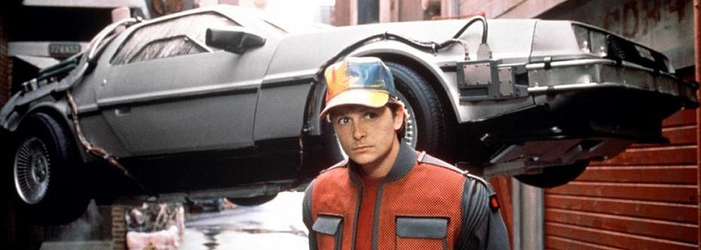 Em novembro de 1989, Marty McFly e Doc Brown chegaram ao futuro no segundo filme da trilogia De Volta para o Futuro; foram projetados para o dia 21 de outubro de 2015; entre as “apostas” da dupla não cumpridas estão carros voadores, uso de lixo como combustível e placas com códigos de barras; eles chegaram perto, no entanto, no uso de impressão digital para pagamentos (Foto: Roberta Namour) Em novembro de 1989, Marty McFly e Doc Brown chegaram ao futuro no segundo filme da trilogia De Volta para o Futuro; foram projetados para o dia 21 de outubro de 2015; entre as “apostas” da dupla não cumpridas estão carros voadores, uso de lixo como combustível e placas com códigos de barras; eles chegaram perto, no entanto, no uso de impressão digital para pagamentos