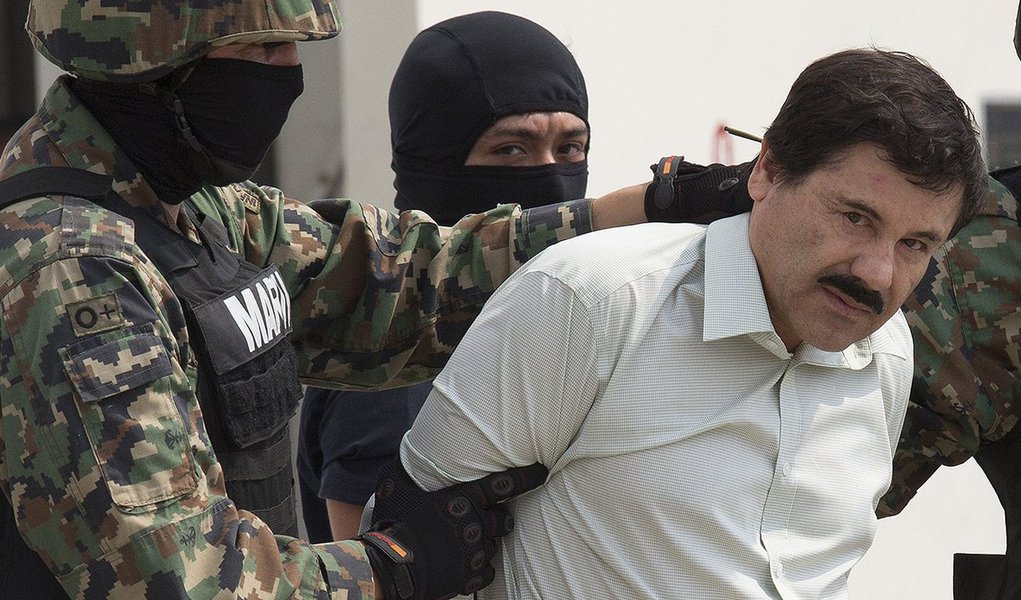 Autoridades do México transferiram o narcotraficante Joaquín El Chapo Guzmán para a prisão de alta segurança de Altiplano, de onde ele fugiu há seis meses; transferência foi feita horas depois do anúncio de sua captura, no estado de Sinaloa (Noroeste), pelo presidente Enrique Peña Nieto; "Um aspecto que permitiu precisar a sua localização foi a descoberta da intenção de Guzmán de fazer um filme biográfico, para a qual fez contato com atores e produtores", declarou a procuradora-geral do México, Arely Gomez (Foto: Aquiles Lins) Autoridades do México transferiram o narcotraficante Joaquín El Chapo Guzmán para a prisão de alta segurança de Altiplano, de onde ele fugiu há seis meses; transferência foi feita horas depois do anúncio de sua captura, no estado de Sinaloa (Noroeste), pelo presidente Enrique Peña Nieto; "Um aspecto que permitiu precisar a sua localização foi a descoberta da intenção de Guzmán de fazer um filme biográfico, para a qual fez contato com atores e produtores", declarou a procuradora-geral do México, Arely Gomez