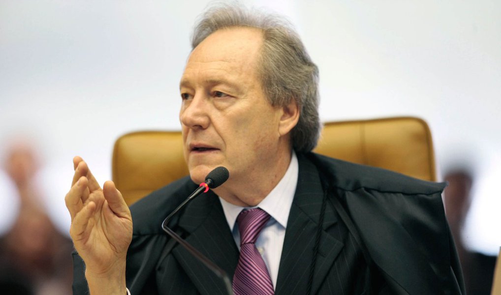 O presidente do Supremo Tribunal Federal (STF), Ricardo Lewandowski, disse nesta segunda (19) que não tem “nenhuma preocupação em relação às instituições republicanas” do Brasil; "Eu tenho a convicção absoluta que temos instituições fortes e o Supremo Tribunal Federal, sobretudo, está vigilante para que a Constituição seja integralmente cumprida. Nós temos uma excelente Constituição, que está vigorando há quase 30 anos e enfrentou vários problemas, o impeachment do presidente Collor, várias crises econômicas", ressaltou (Foto: Valter Lima) O presidente do Supremo Tribunal Federal (STF), Ricardo Lewandowski, disse nesta segunda (19) que não tem “nenhuma preocupação em relação às instituições republicanas” do Brasil; "Eu tenho a convicção absoluta que temos instituições fortes e o Supremo Tribunal Federal, sobretudo, está vigilante para que a Constituição seja integralmente cumprida. Nós temos uma excelente Constituição, que está vigorando há quase 30 anos e enfrentou vários problemas, o impeachment do presidente Collor, várias crises econômicas", ressaltou