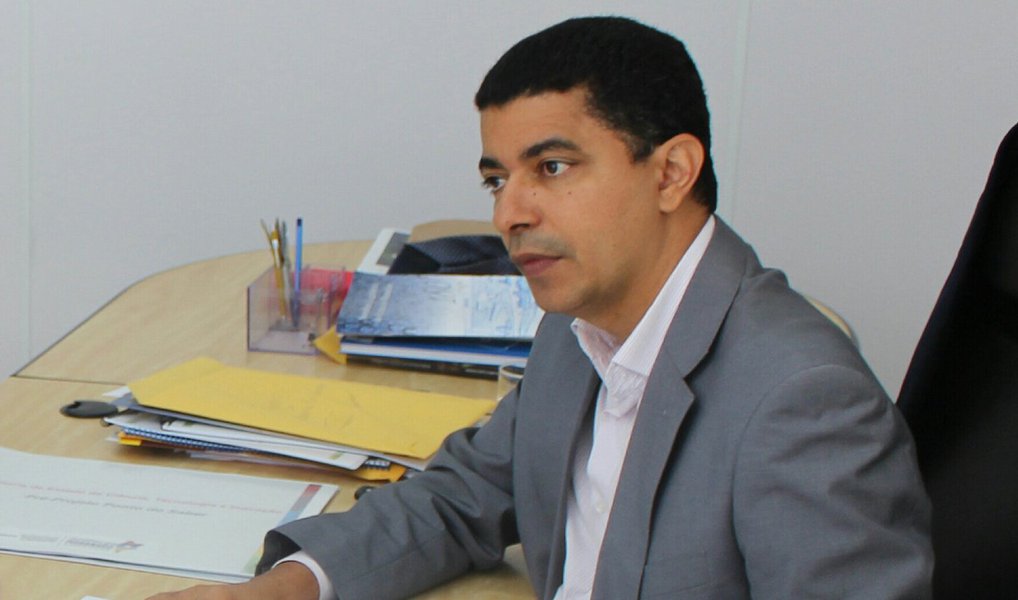 Fontes ligadas ao PSB adiantam que o secretário de Ciência e Tecnologia, deputado Bira do Pindaré, somente não será o candidato do partido a prefeito de São Luís se o senador Roberto Rocha avocar para ele o direito de disputar o pleito; Bira, desde que assumiu a secretaria, tem externado publicamente o desejo de ser candidato a prefeito de São Luís e todos os seus movimentos nos bastidores da sucessão tem sido neste sentido, mas a preferência é do parlamentar (Foto: Leonardo Lucena) Fontes ligadas ao PSB adiantam que o secretário de Ciência e Tecnologia, deputado Bira do Pindaré, somente não será o candidato do partido a prefeito de São Luís se o senador Roberto Rocha avocar para ele o direito de disputar o pleito; Bira, desde que assumiu a secretaria, tem externado publicamente o desejo de ser candidato a prefeito de São Luís e todos os seus movimentos nos bastidores da sucessão tem sido neste sentido, mas a preferência é do parlamentar